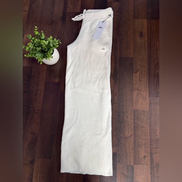 🆕 Alo Yoga Snuggle Up High-Waist Wide Leg Pants - Picture 14 of 16